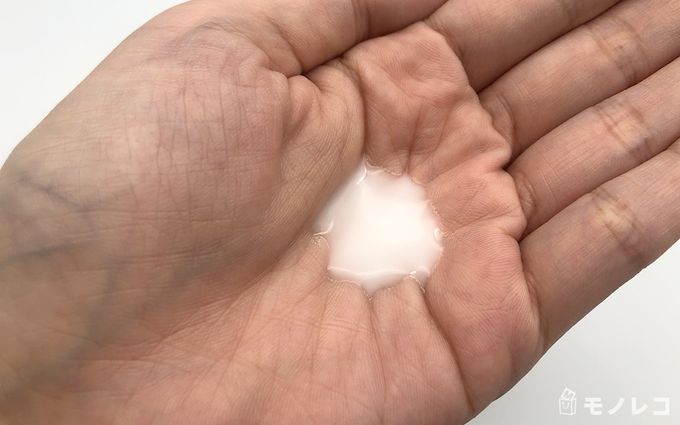 手の甲にのせたファンケル エンリッチ乳液の液体の画像
