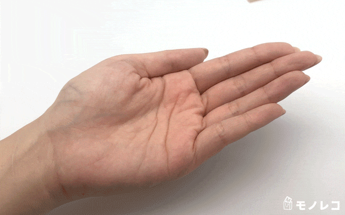 ファンケル エンリッチ化粧液のボトルから液体を出している動画