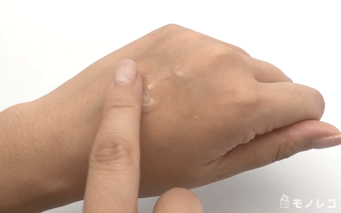 ファンケル エンリッチ化粧水を手の甲に塗っている動画