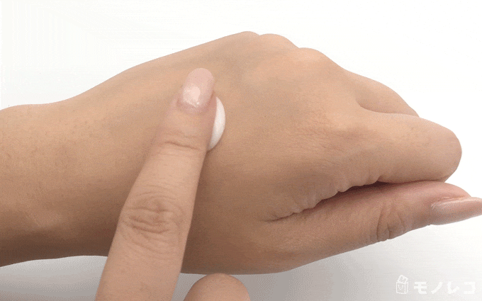 ファンケル エンリッチ乳液を手の甲に塗っている動画