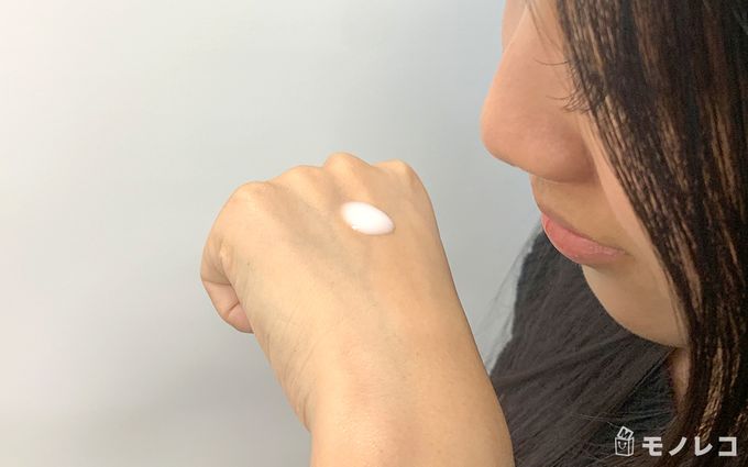 ファンケルエンリッチ化粧液に顔を近づけ香りを嗅いでいる女性の画像
