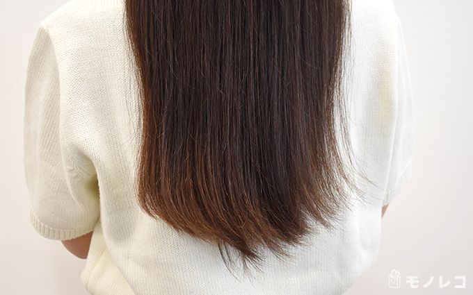 シャンプーをした後の女性の後ろ姿の画像