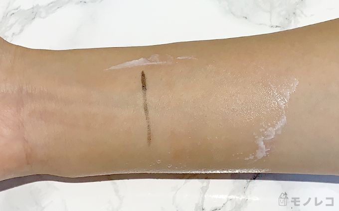 クレンジングフォームをなじませてコットンで1回拭き取った状態の腕の画像