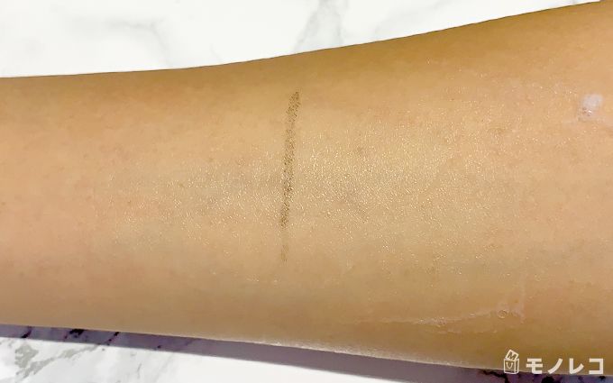 クレンジングフォームをなじませコットンで10回拭き取った後の腕の画像
