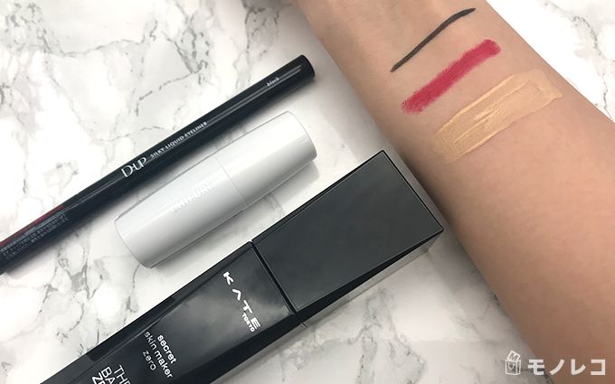 リキッドファンデーション、口紅、アイライナーを塗った腕の画像