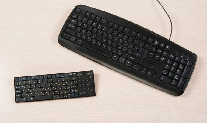 無線タイプと有線タイプのキーボードの画像