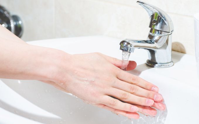 水道で手を洗っている女性の手元の画像