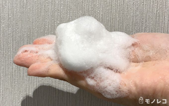 いち髪 なめらかスムースケア シャンプーを泡立てた写真