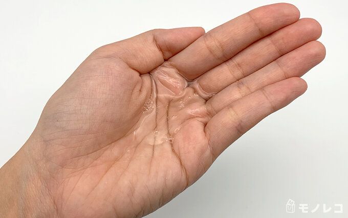 シャンプーを手のひらに出した写真