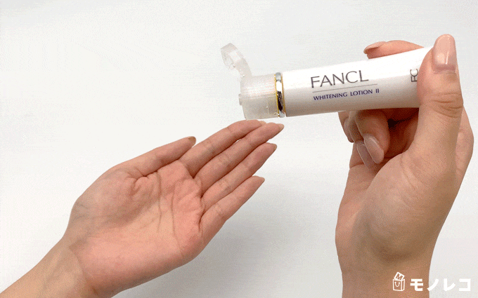 ファンケルホワイトニング化粧水を容器から手に出しているところのGIF動画