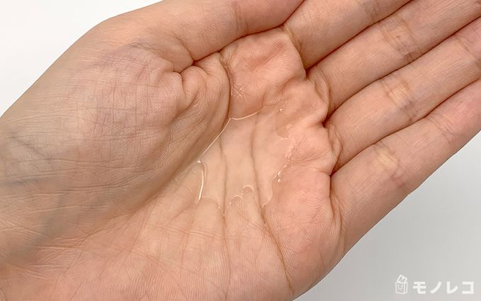 手のひらにのせたファンケルホワイトニング化粧液の画像