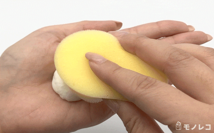 スポンジで除毛クリームを肌に伸ばしている動画