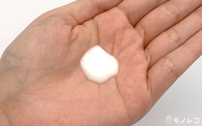 手のひらに出したファンケルホワイトニング乳液の画像