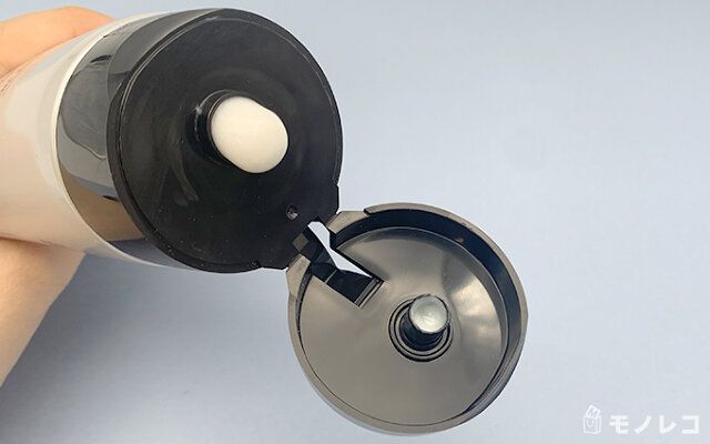除毛クリームの香りを嗅ぐためにクリームを出している画像
