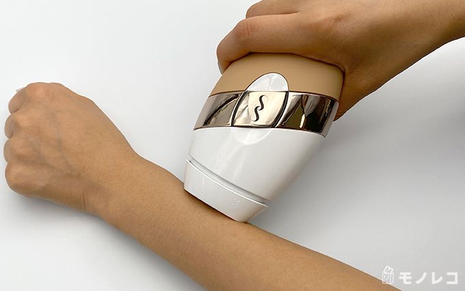 家庭用脱毛器を使ってムダ毛ケアしている画像