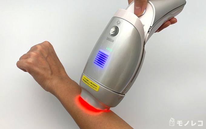 ヤーマンの家庭用脱毛器を使っている画像