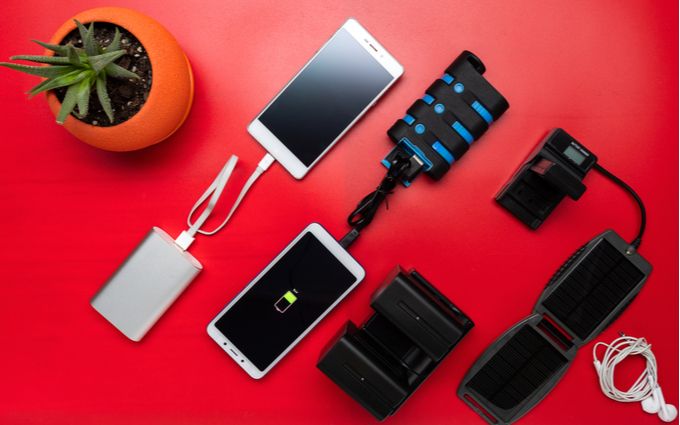 ソーラーパネルと充電器で複数の電子機器を充電している画像