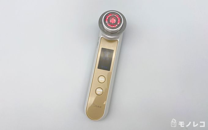 美顔器本体のライトをつけている画像