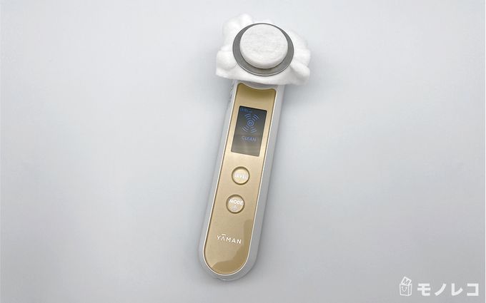 美顔器本体にコットンを挟んだ画像
