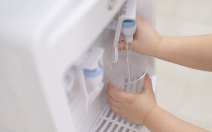 子どもがウォーターサーバーから給水している画像