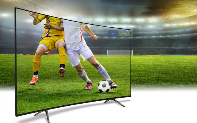 テレビ画面に鮮明なスポーツの映像が流れている画像