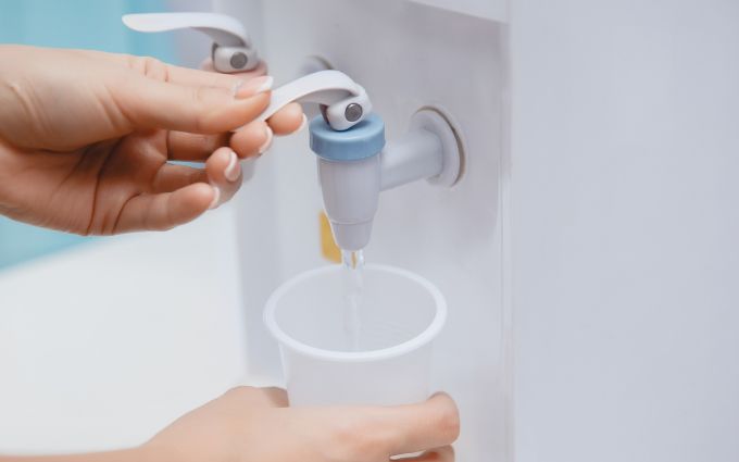ウォーターサーバーから給水している人の手元の画像