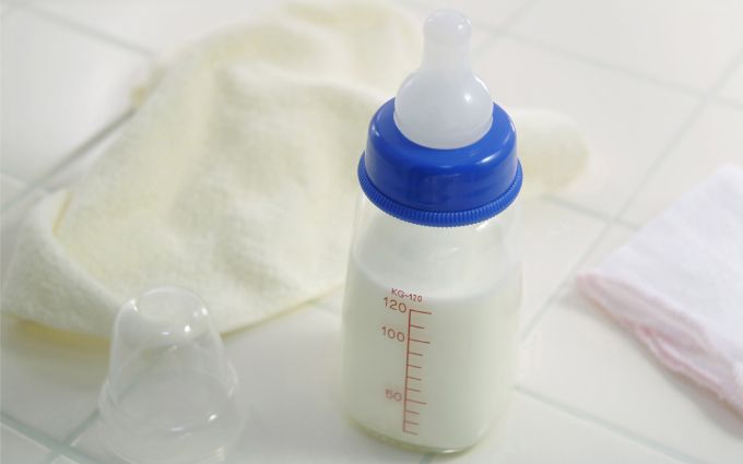ミルクが入った哺乳瓶と二、タオルが置いてある画像