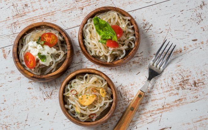 いろいろな味のこんにゃく麺が並んだ画像