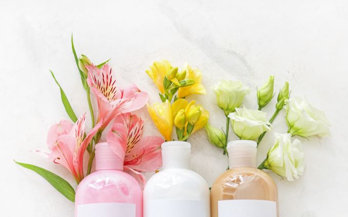 3種類のボディソープと3種類の花の画像