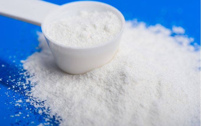 研磨剤をスプーンですくいとっている画像