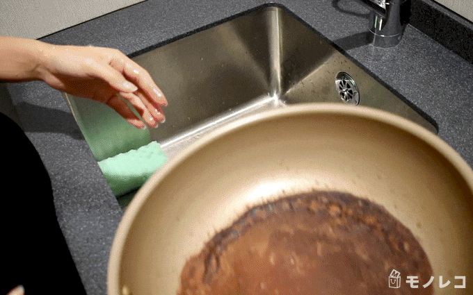 フライパンの焦げ付きを水洗いしている検証画像
