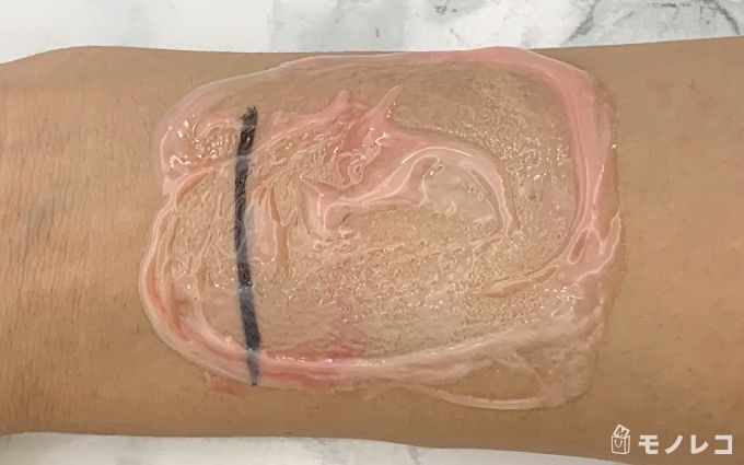 クレンジングミルクを肌に馴染ませている画像