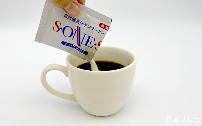 エス・ワン・エスをコーヒーに入れている画像
