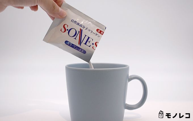 エス・ワン・エスをコーヒーに入れている画像