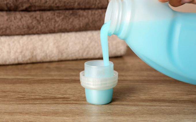 柔軟剤をカップに注いでいる画像