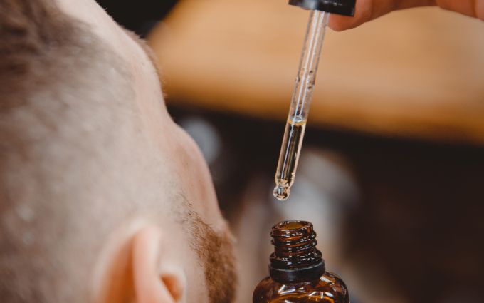 男性の頭皮に育毛剤をつける前の画像