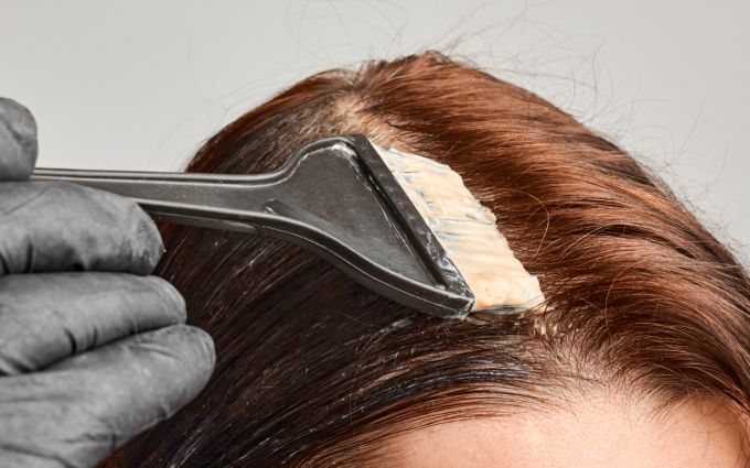 市販のヘアカラー剤で髪を染めている人の画像