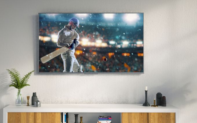 テレビに試合中の野球選手が映っている画像