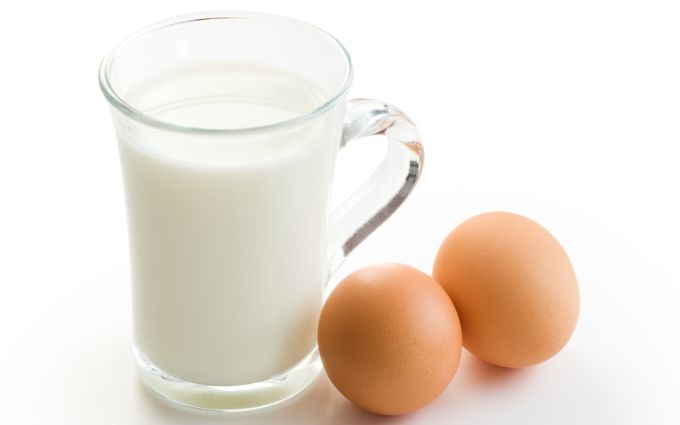 牛乳と卵の画像