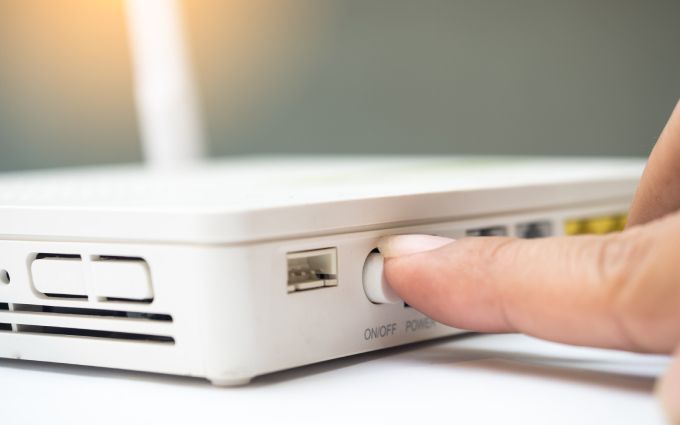 Wi-Fi中継器の電源をつけている手元の画像