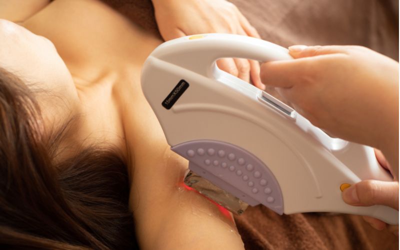 ほくろの毛は脱毛できる 気になる肌への影響についても解説 Lessmo レスモ By Ameba