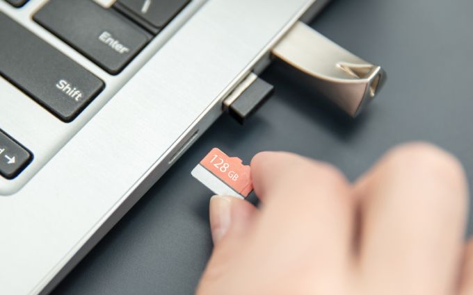 マイクロSDカードをパソコンに挿入するところの画像
