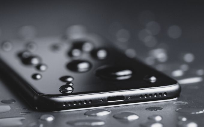 水にぬれたスマートフォンの画像