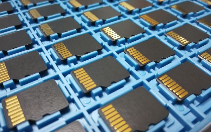 大量のマイクロSDカードの画像