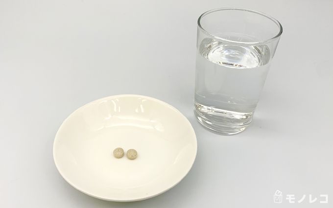 ロイヤルハニーアップ2粒とコップの写真