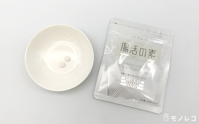 腸活の素のパッケージとタブレットを並べた写真