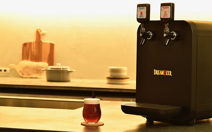 DREAMBEERのビールサーバーとビールの入ったグラスの画像