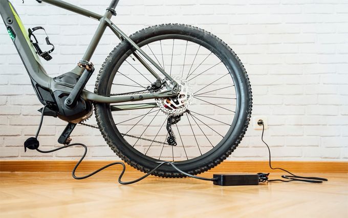 電動自転車を充電している画像