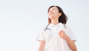 看護師が年収1000万円を稼ぐ方法とは?おすすめの働き方や稼ぐ人の特徴を解説