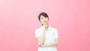 看護師の髪色や明るさはどこまで認められる?明るくするコツや髪型のポイントも解説
